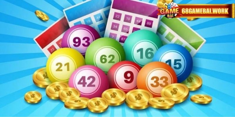 Người chơi nhận phần thưởng sau khi trúng tại sảnh xổ số